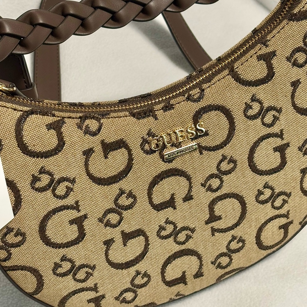 Guess - Picture 6 of 11